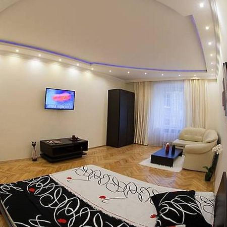 1 Minute To Rynok Square Apartamento Lviv Quarto foto